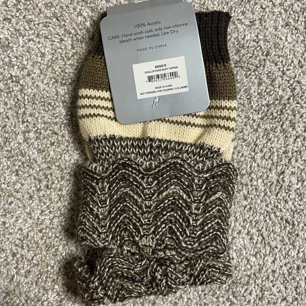 NWT - Howard’s “Always something special” Boot Toppers (Scallop Color, One Size)
